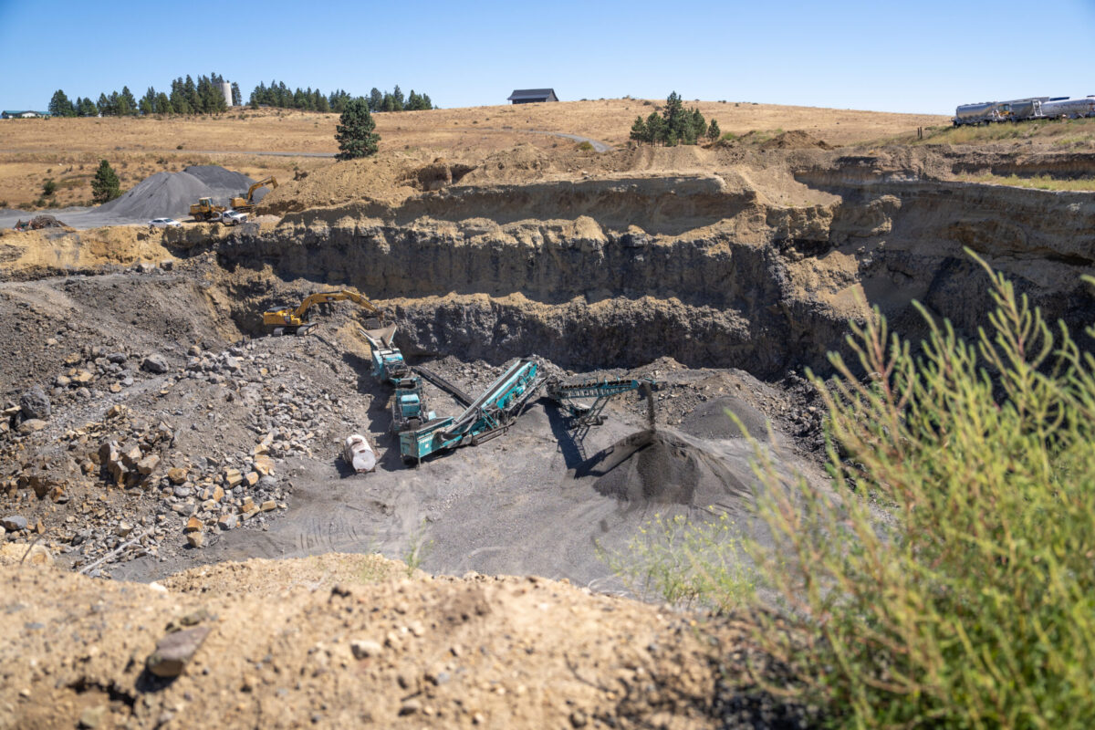 Powerscreen crushing and screening spread working in a rock quarry