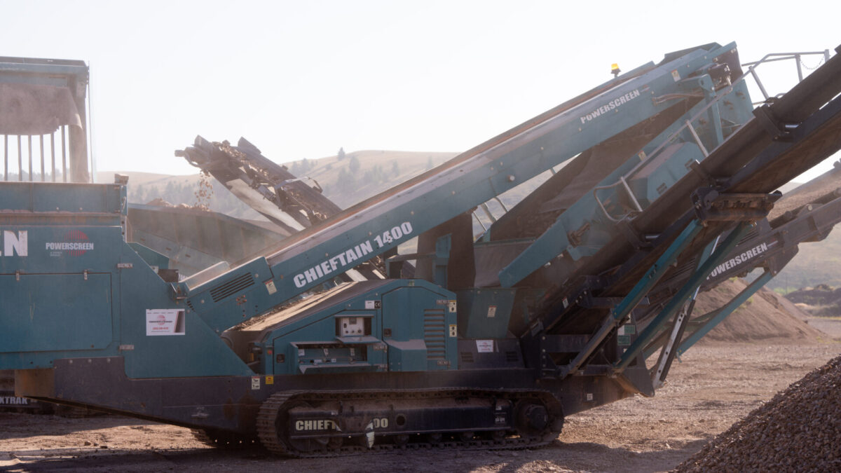 Side view of Chieftain 1400 inclined screen