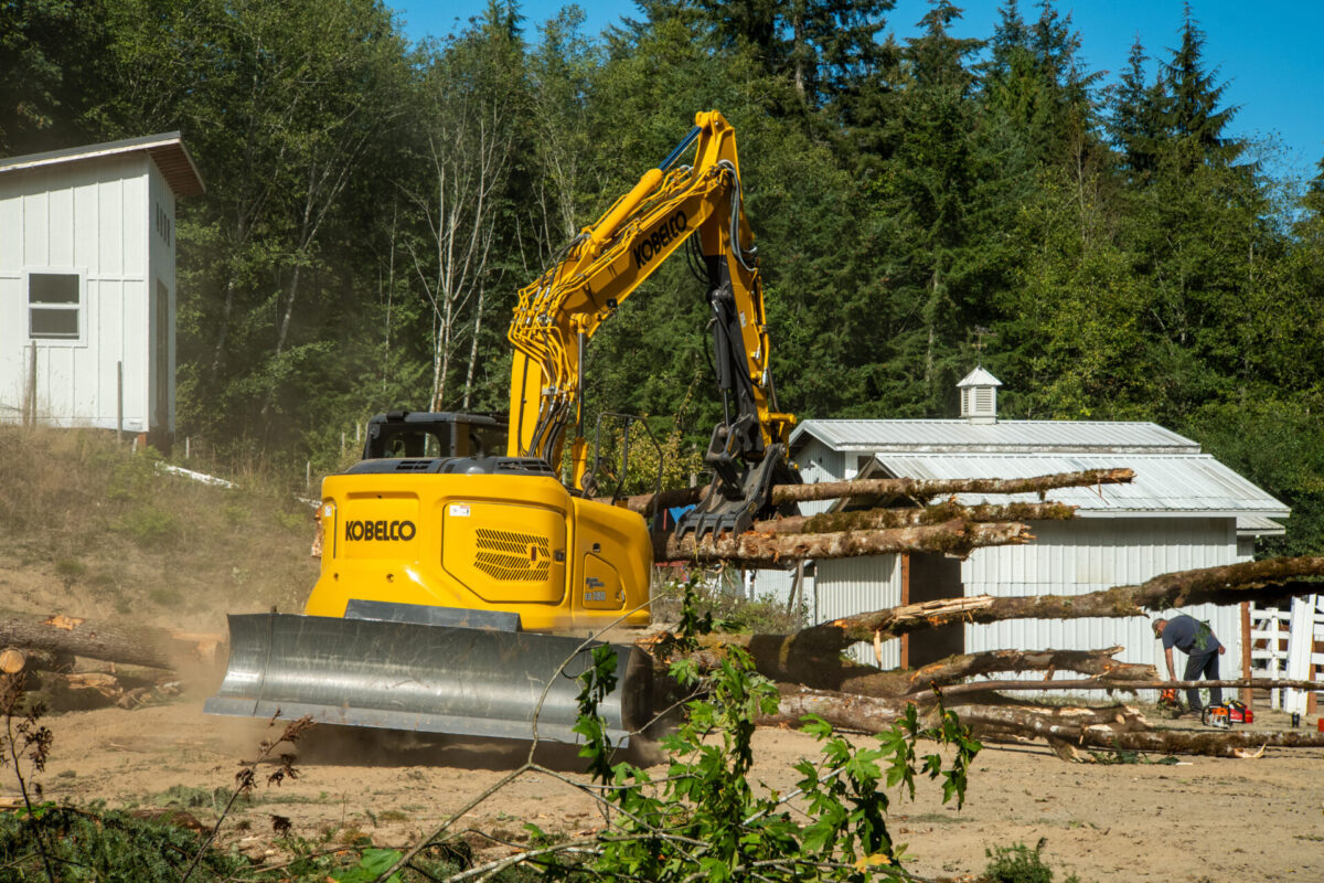 Kobelco ED160BR-7 Blade Runner moving logs