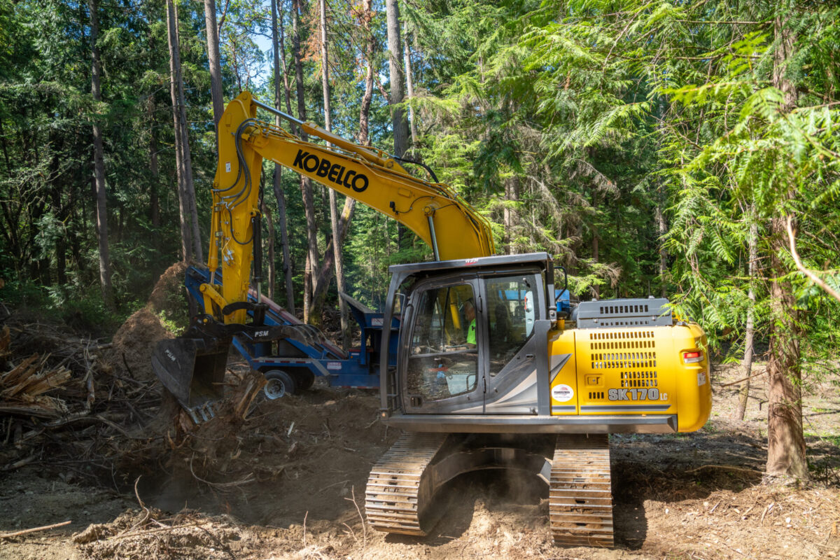 Kobelco SK170 working in forest.
